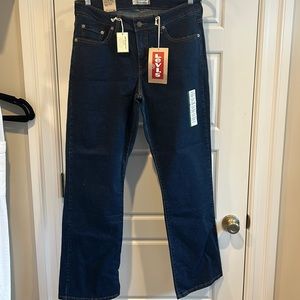 NWT 16w Levi’s boot but jeans. Dark blue. Perfect condition. Brand new.